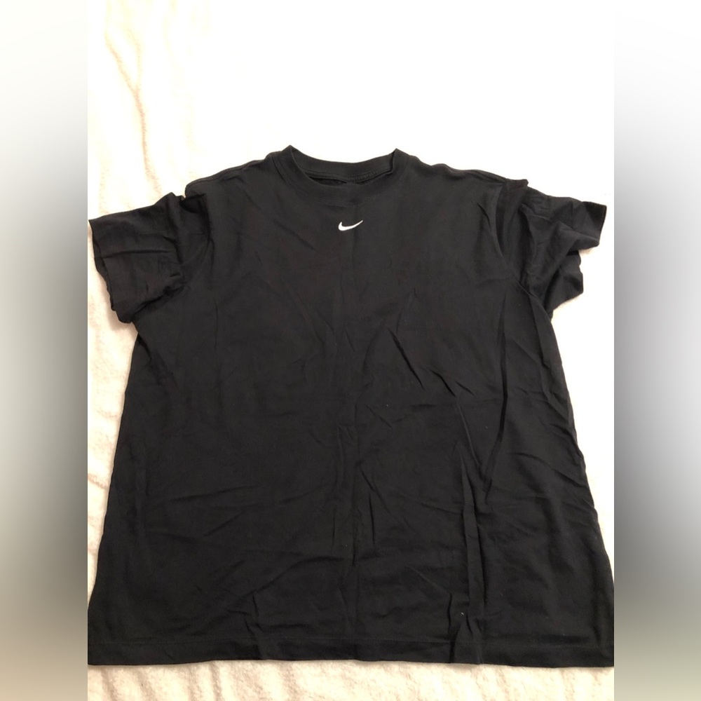 NWOT Women’s Nike Tee Loose Fit in Black size Medium